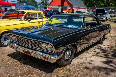 Falcon Heights, MN - 18 Haziran 2022: 1964 Chevrolet Chevelle Malibu SS Hardtop Coupe 'nin yüksek perspektifli ön köşe görüntüsü.
