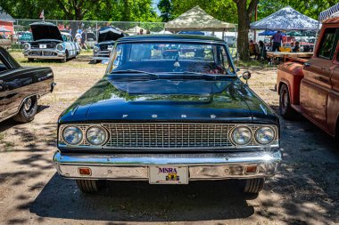 Falcon Heights, MN - 18 Haziran 2022: 1963 model Ford Fairlane 500 Spor Coupe 'nin yüksek perspektifli ön görüntüsü.
