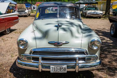 Falcon Heights, MN - 18 Haziran 2022: Yerel bir araba fuarında 1951 Chevrolet Styleline Sport Coupe 'nin yüksek perspektifli ön görüntüsü.