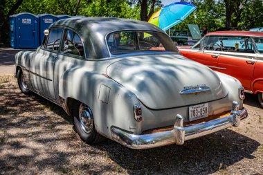 Falcon Heights, MN - 18 Haziran 2022: 1951 Chevrolet Styleline Deluxe Sport Coupe 'nin yüksek perspektifli arka köşe görüntüsü.