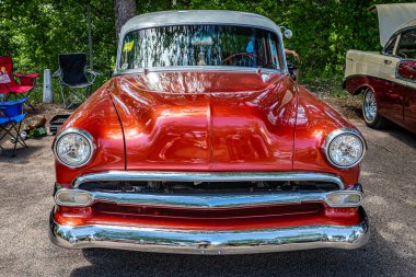 Falcon Heights, MN - 18 Haziran 2022: 1954 Chevrolet BelAir 2 Door Sedan 'ın yüksek perspektifli ön görüntüsü.