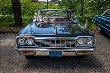 Falcon Heights, MN - 18 Haziran 2022: Yerel bir otomobil fuarında 1964 Chevrolet Impala SS Hardtop Coupe 'nin yüksek perspektifli ön görüntüsü.
