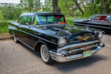 Falcon Heights, MN - 18 Haziran 2022: 1957 Chevrolet BelAir 2 Door Hardtop 'ın yüksek perspektifli ön köşe görüntüsü yerel bir araba fuarında.