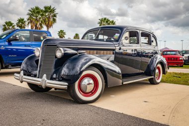 Daytona Beach, FL - 28 Kasım 2020: 1937 Buick Century Serisi 60 Model 64 Touring Sedan 'ın düşük perspektifli ön köşe görüntüsü.