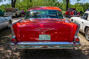 Falcon Heights, MN - 18 Haziran 2022: 1957 Chevrolet BelAir 2 Door Hardtop 'ın yüksek perspektifli arka görüntüsü.