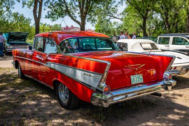 Falcon Heights, MN - 18 Haziran 2022: 1957 Chevrolet BelAir 2 Door Hardtop 'ın yüksek perspektifli arka köşe görüntüsü.