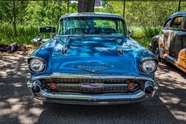 Falcon Heights, MN - 18 Haziran 2022: 1957 Chevrolet BelAir 2 Door Hardtop 'ın yüksek perspektifli manzarası.