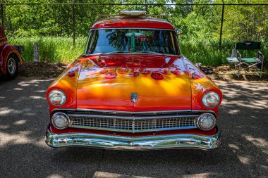 Falcon Heights, MN - 18 Haziran 2022: Yerel bir otomobil fuarında 1955 Ford Ranch Wagon 'un yüksek perspektifli manzarası.