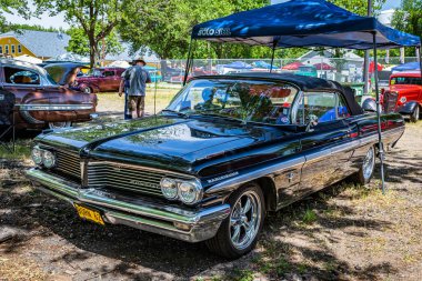 Falcon Heights, MN - 18 Haziran 2022: 1962 Pontiac Parisienne Convertible 'in yüksek perspektifli ön köşe görüntüsü yerel bir araba fuarında.