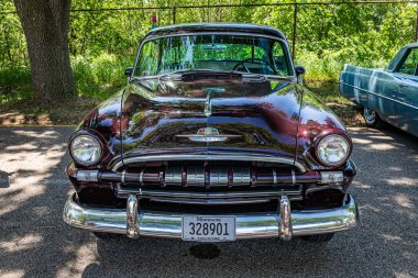Falcon Heights, MN - 18 Haziran 2022: Yerel bir araba fuarında 1953 Plymouth Belvedere 2 Door Hardtop manzarası.