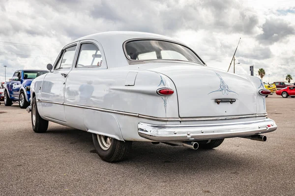 美国佛罗里达州戴托纳海滩 2020年11月29日 一辆1951年福特定制都铎轿车在当地车展上的低视角后转角视图 — 图库照片