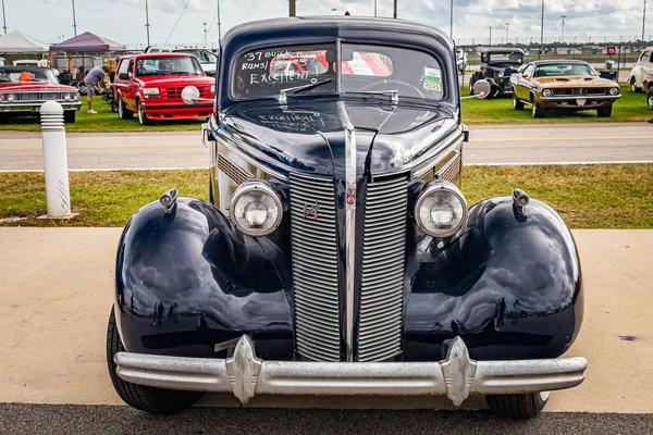 2020年11月28日 佛罗里达州戴托纳海滩 1937年别克世纪系列60型轿车在当地车展上的高瞻远瞩 — 图库照片