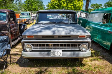 Falcon Heights, MN - 18 Haziran 2022: 1963 Chevrolet C10 Pickup Truck 'ın yüksek perspektifli ön görüntüsü yerel bir araba fuarında.