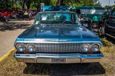 Falcon Heights, MN - 18 Haziran 2022: 1963 model Chevrolet Belair 4 kapılı bir otomobil fuarının yüksek perspektifli manzarası.