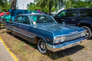 Falcon Heights, MN - 18 Haziran 2022: 1963 Chevrolet Belair 4 Door Sedan 'ın yüksek perspektifli ön köşe görüntüsü.