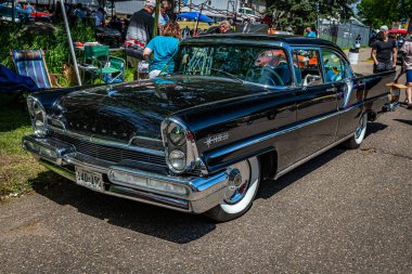 Falcon Heights, MN - 18 Haziran 2022: Yerel bir araba fuarında 1957 Lincoln Premiere 4 Door Hardtop 'ın yüksek perspektifli ön köşesi.