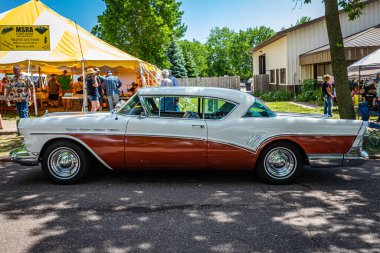 Falcon Heights, MN - 18 Haziran 2022: 1957 Buick Roadmaster 2 Door Hardtop 'ın yüksek perspektifli yan görüntüsü.