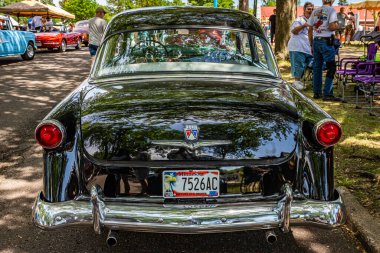 Falcon Heights, MN - 18 Haziran 2022: 1954 Ford Mainline 2 Door Sedan 'ın yüksek perspektifli arka görüntüsü.