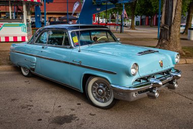 Falcon Heights, MN - 19 Haziran 2022: Yerel bir araba fuarında 1953 Mercury Monterey Hardtop Coupe 'nin yüksek perspektifli ön köşe görüntüsü.