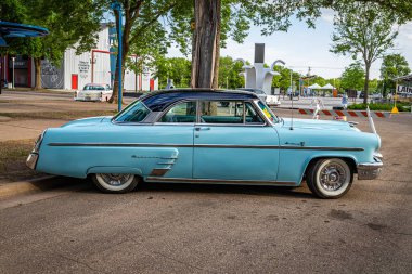 Falcon Heights, MN - 19 Haziran 2022: Yerel bir araba fuarında 1953 Mercury Monterey Hardtop Coupe 'nin yüksek perspektifli yan görüntüsü.