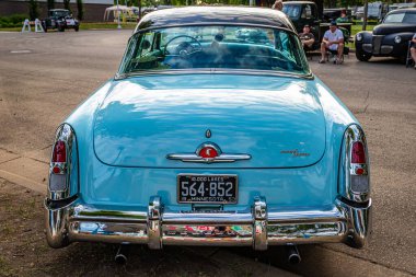 Falcon Heights, MN - 19 Haziran 2022: Yerel bir araba fuarında 1953 Mercury Monterey Hardtop Coupe 'nin yüksek perspektifli arka görüntüsü.