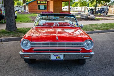 Falcon Heights, MN - 19 Haziran 2022: Yüksek perspektifli 1964 AMC Rambler Amerikan 440 Üstü açılabilir araba fuarı.