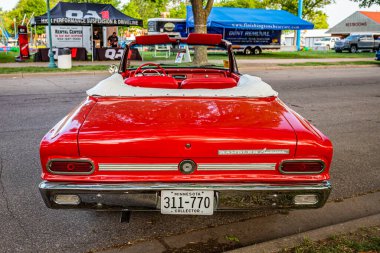Falcon Heights, MN - 19 Haziran 2022: 1964 AMC Rambler Amerikan 440 Üstü açılabilir araba fuarının yüksek perspektifli arka görüntüsü.