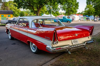 Falcon Heights, MN - 19 Haziran 2022: 1957 Plymouth Belvedere 4 Door Hardtop yerel bir araba fuarında yüksek perspektifli arka köşe görüntüsü.