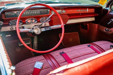 Falcon Heights, MN - 19 Haziran 2022: Yerel bir otomobil fuarında 1961 Oldsmobile Super 88 Holiday Sedan 'ın yüksek perspektifli iç görünümü.