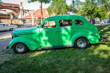 Falcon Heights, MN - 19 Haziran 2022: 1938 Plymouth P6 Deluxe Touring Sedant 'ın yüksek perspektifli yan görüntüsü.