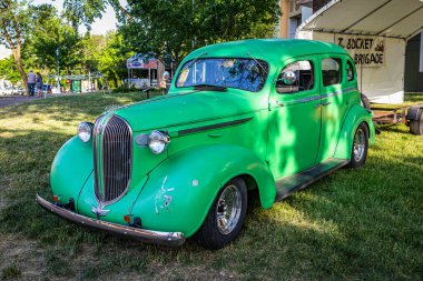 Falcon Heights, MN - 19 Haziran 2022: 1938 Plymouth P6 Deluxe Touring Sedant 'ın yüksek perspektifli ön köşe görüntüsü.