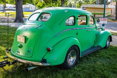 Falcon Heights, MN - 19 Haziran 2022: 1938 Plymouth P6 Deluxe Touring Sedan 'ın yüksek perspektifli arka köşe görüntüsü.