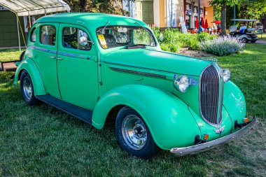 Falcon Heights, MN - 19 Haziran 2022: 1938 Plymouth P6 Deluxe Touring Sedan 'ın yüksek perspektifli ön köşe görüntüsü.