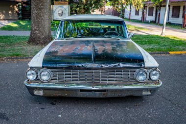Falcon Heights, MN - 19 Haziran 2022: 1962 Ford Country Squire Station Wagon 'un yüksek perspektifli manzarası.
