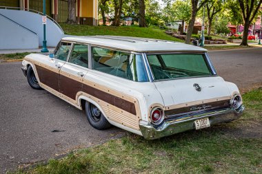 Falcon Heights, MN - 19 Haziran 2022: 1962 Ford Country Squire Station Wagon 'un yüksek perspektifli arka köşe görüntüsü.