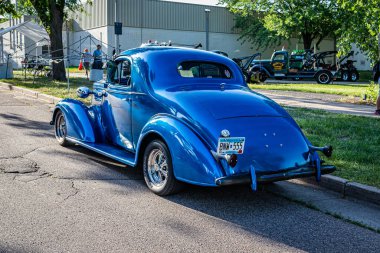 Falcon Heights, MN - 19 Haziran 2022: 1936 Chevrolet 3 Window Coupe 'nin yüksek perspektifli arka köşe görüntüsü yerel bir araba fuarında.