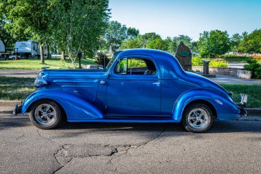 Falcon Heights, MN - 19 Haziran 2022: 1936 Chevrolet 3 'ün yerel bir araba fuarındaki yan görüntüsü.
