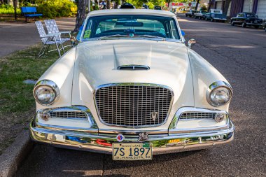 Falcon Heights, MN - 19 Haziran 2022: Yerel bir araba fuarında 1959 Studebaker Silver Hawk Coupe 'un yüksek perspektifli görüntüsü.