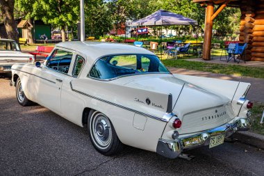 Falcon Heights, MN - 19 Haziran 2022: 1959 Studebaker Silver Hawk Coupe 'nin yerel bir araba fuarında yüksek perspektifli arka köşe görüntüsü.