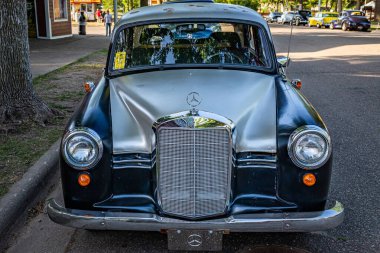 Falcon Heights, MN - 19 Haziran 2022: 1958 model Mercedes-Benz 180D Ponton Sedan 'ın yüksek perspektifli manzarası.