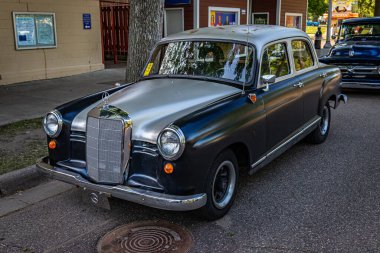 Falcon Heights, MN - 19 Haziran 2022: 1958 model Mercedes-Benz 180D Ponton Sedan 'ın yüksek perspektifli ön köşe görüntüsü.