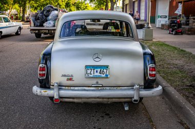 Falcon Heights, MN - 19 Haziran 2022: 1958 model Mercedes-Benz 180D Ponton Sedan 'ın yüksek perspektifli arka görüntüsü.