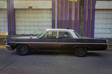 Falcon Heights, MN - 19 Haziran 2022: 1963 Pontiac Catalina 4 Door Sedan otomobil fuarının yüksek perspektifli yan görüntüsü.