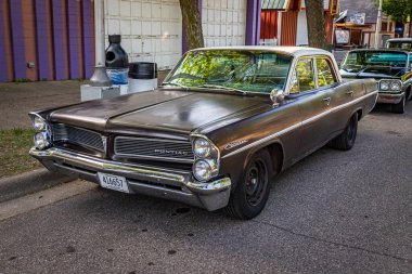 Falcon Heights, MN - 19 Haziran 2022: 1963 Pontiac Catalina 4 Door Sedan 'ın yüksek perspektifli ön köşe görüntüsü.
