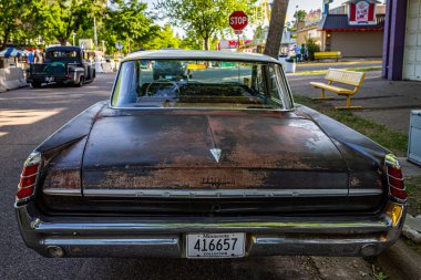 Falcon Heights, MN - 19 Haziran 2022: 1963 Pontiac Catalina 4 Door Sedan marka bir otomobil fuarının geniş açılı yüksek perspektifi.