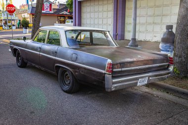 Falcon Heights, MN - 19 Haziran 2022: 1963 Pontiac Catalina 4 Door Sedan 'ın yüksek perspektifli arka köşe görüntüsü.