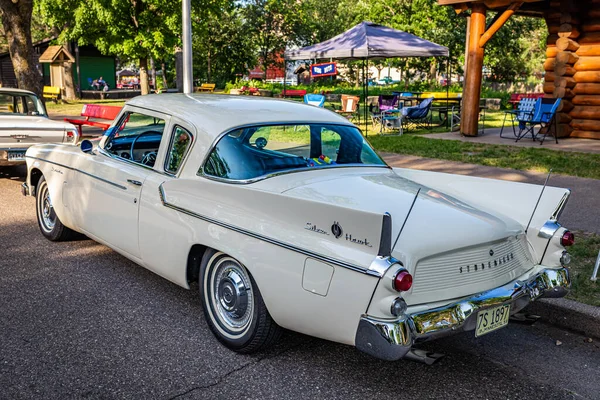 Falcon Heights, MN - 19 Haziran 2022: 1959 Studebaker Silver Hawk Coupe 'nin yerel bir araba fuarında yüksek perspektifli arka köşe görüntüsü.