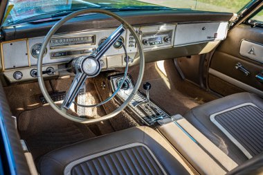 Falcon Heights, MN - 19 Haziran 2022: Yerel bir araba fuarında 1964 Dodge Polara 500 Hardtop Coupe 'nin yüksek perspektifli iç görünümü.
