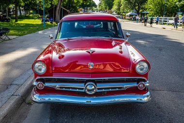 Falcon Heights, MN - 19 Haziran 2022: Yerel bir otomobil fuarında 1954 Ford Mainline Ranch Wagon 'un yüksek perspektifli görüntüsü.