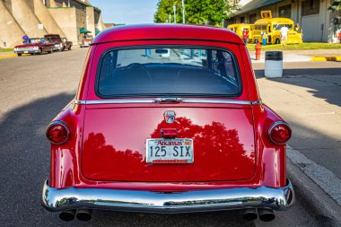 Falcon Heights, MN - 19 Haziran 2022: 1954 Ford Mainline Ranch Wagon 'un yüksek perspektifli arka görüntüsü.